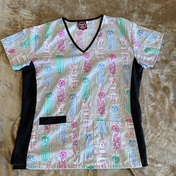 Divine Scrubs By JDM Cat Pattern Scrub Top With Stretch Side Panels Size Medium - Picture 1 of 4